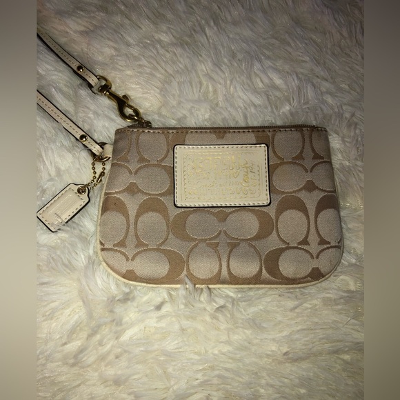 Coach Poppy Wristlet - Picture 2 of 14